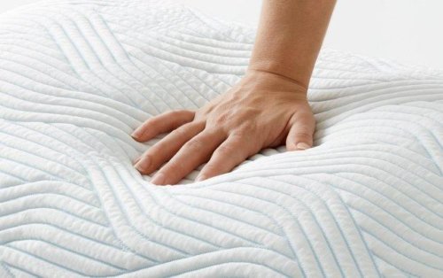 Hand on material TEMPUR ORIGINAL PILLOW WITH SMARTCOOL TECHNOLOGY